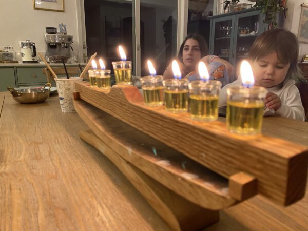 ⁦חנוכיה מעץ מלא⁩ – תמונה ⁦3⁩