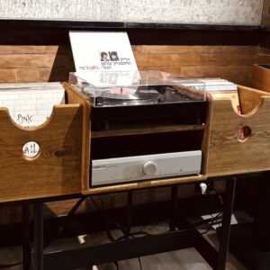 שידה לפאטיפון ותקליטין